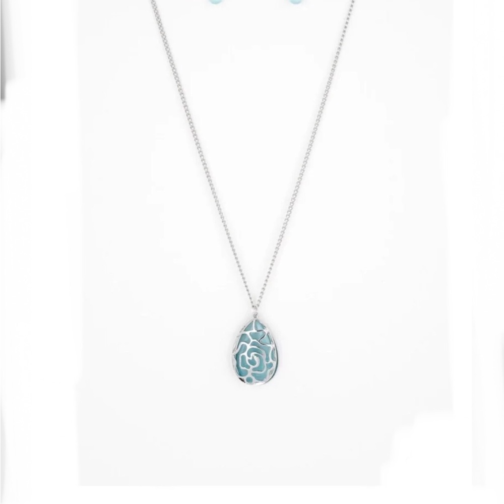 Beautiful Blue pendant Necklace